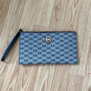 MICHAEL KORS gray wristlet